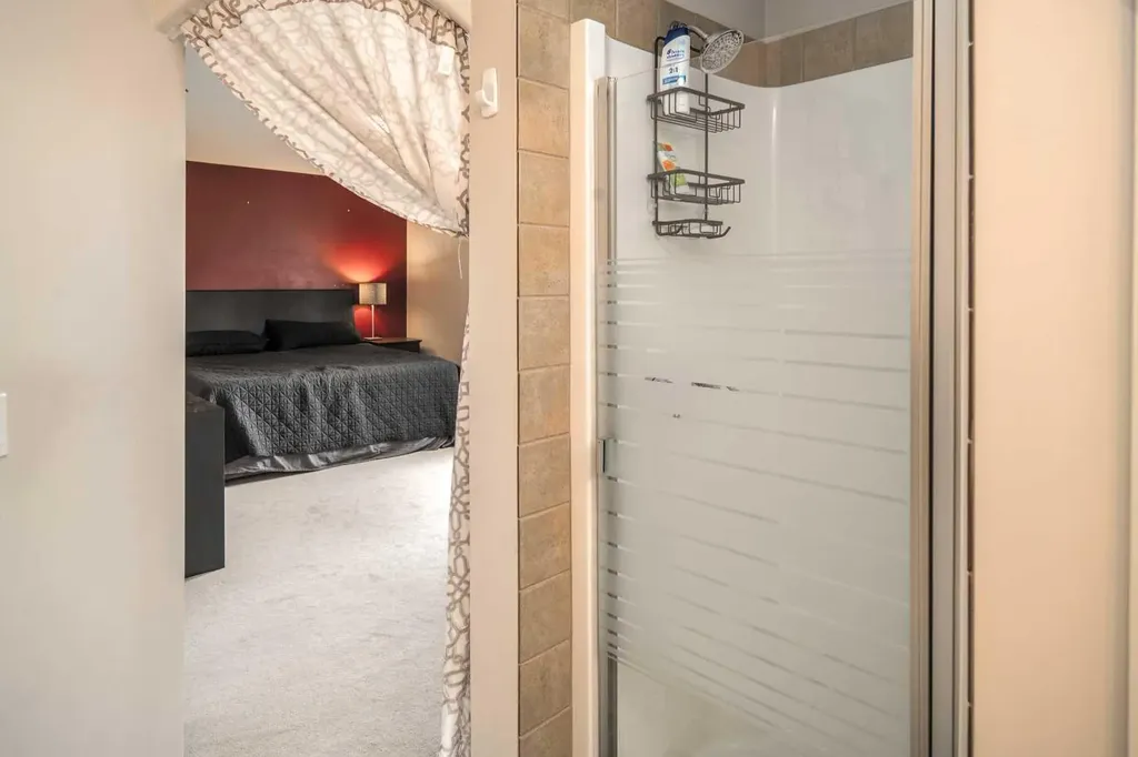 4 Springbank Bay SW Calgary AB T3H 5E4