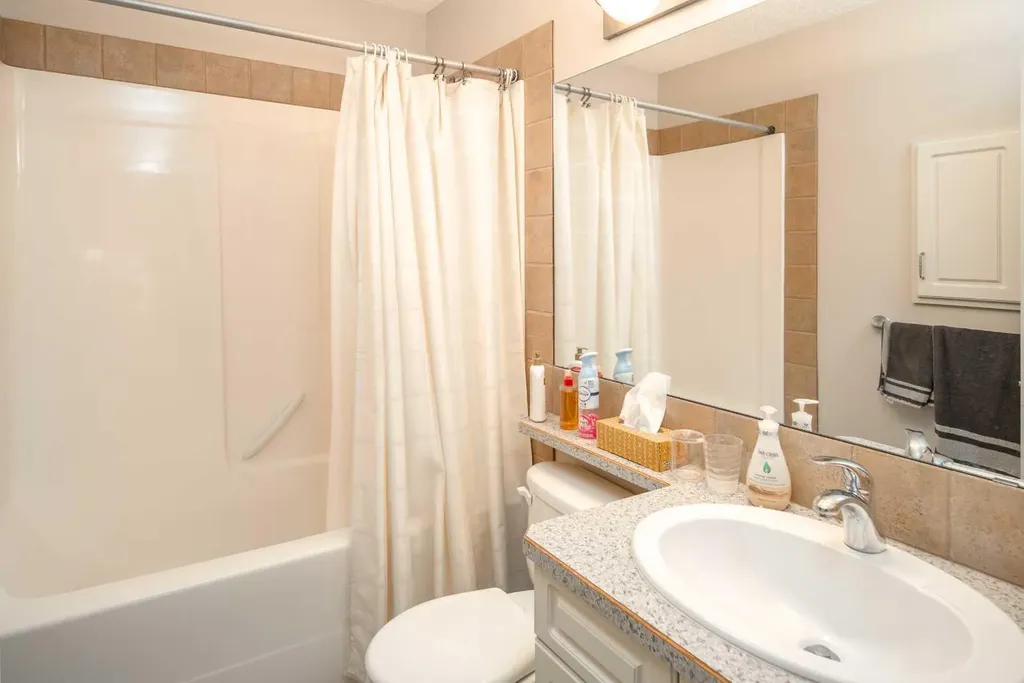 4 Springbank Bay SW Calgary AB T3H 5E4