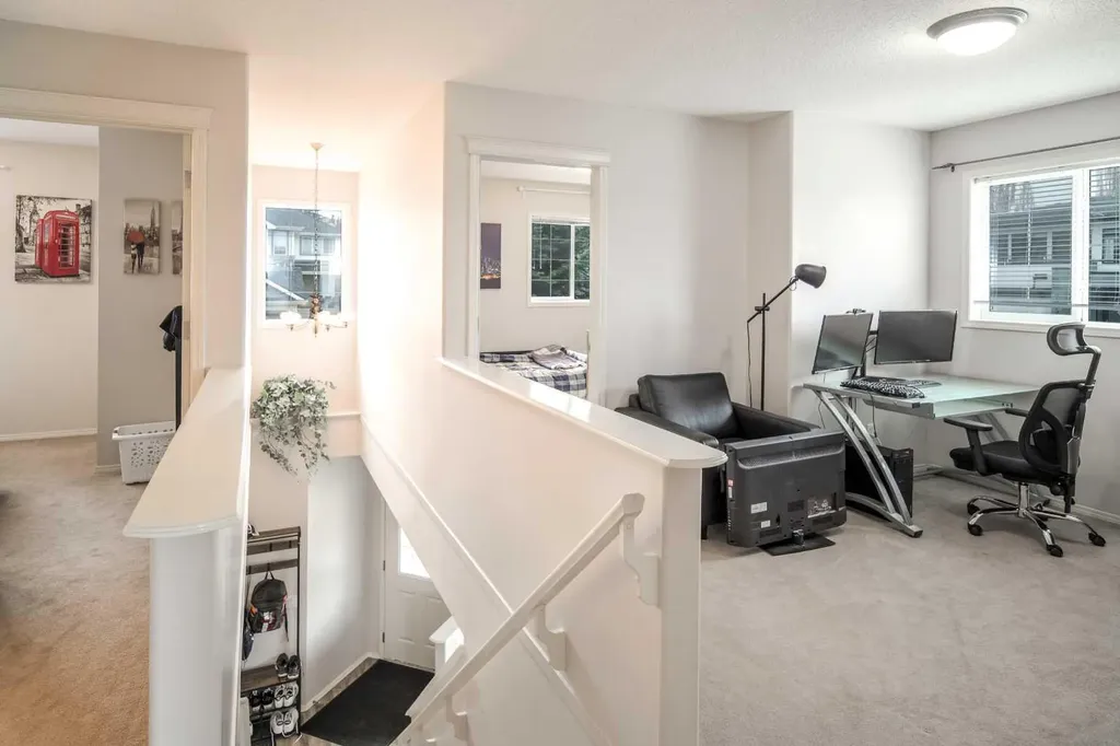 4 Springbank Bay SW Calgary AB T3H 5E4