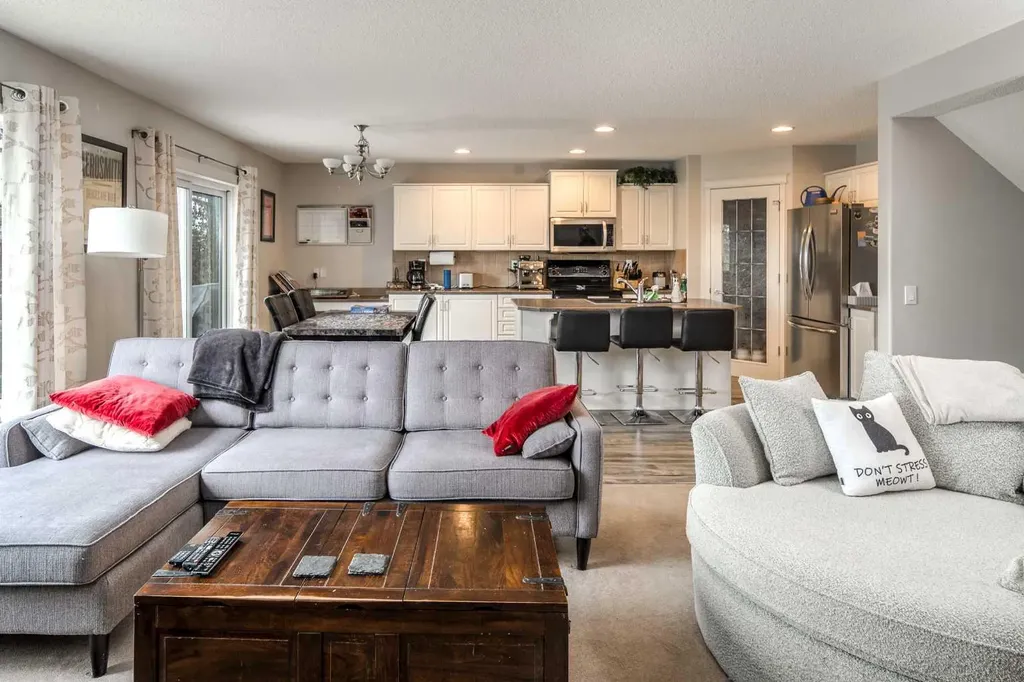 4 Springbank Bay SW Calgary AB T3H 5E4