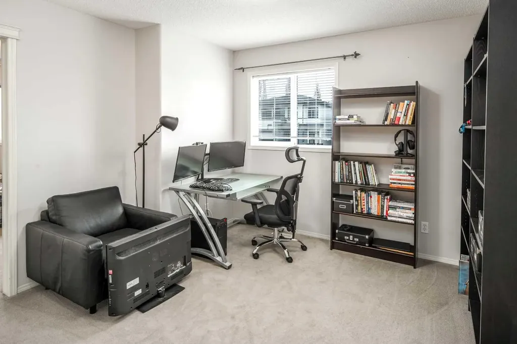 4 Springbank Bay SW Calgary AB T3H 5E4