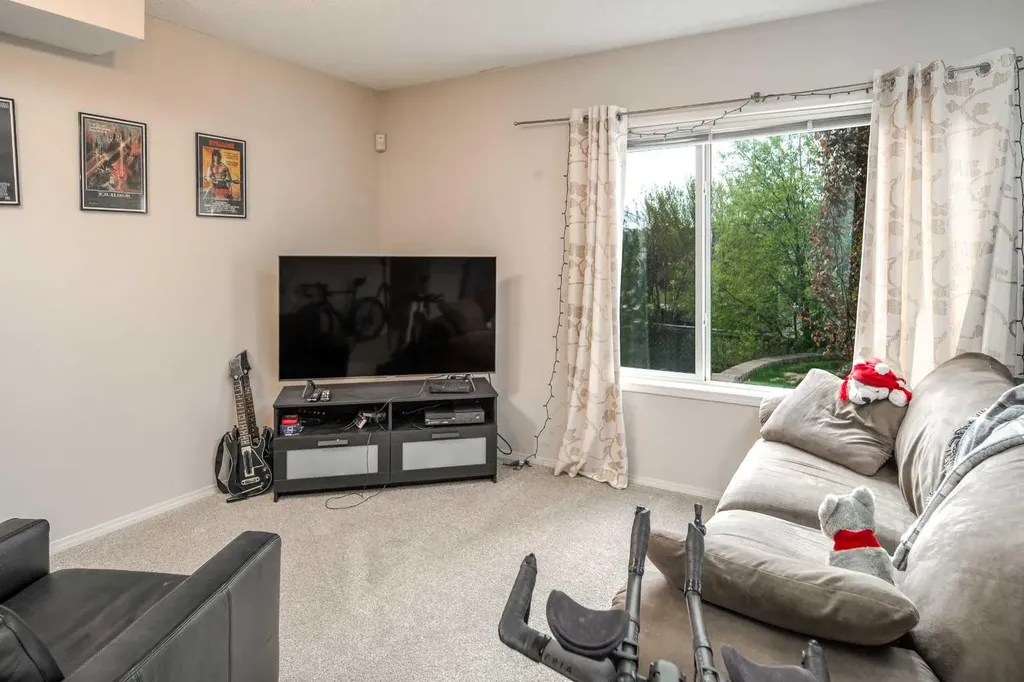 4 Springbank Bay SW Calgary AB T3H 5E4