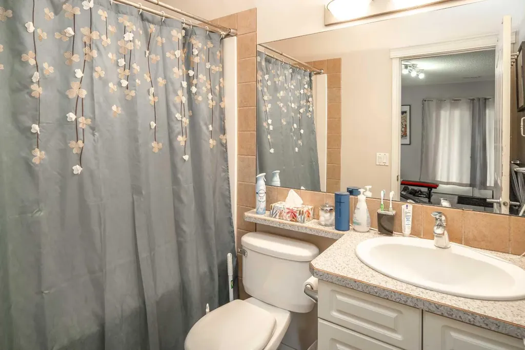 4 Springbank Bay SW Calgary AB T3H 5E4