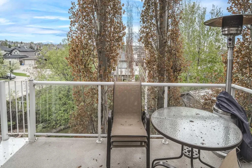 4 Springbank Bay SW Calgary AB T3H 5E4