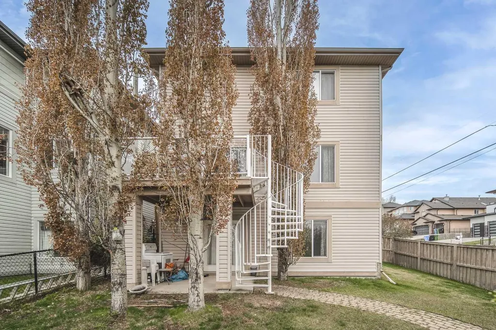 4 Springbank Bay SW Calgary AB T3H 5E4