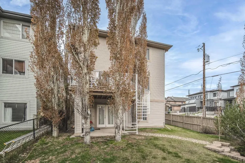 4 Springbank Bay SW Calgary AB T3H 5E4