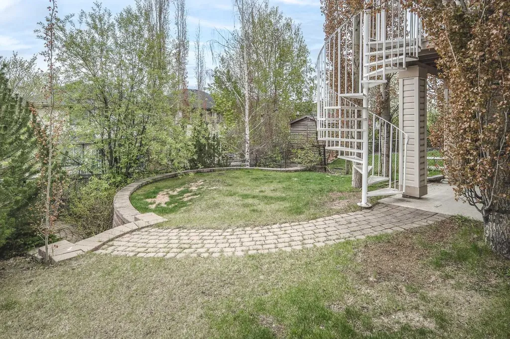4 Springbank Bay SW Calgary AB T3H 5E4