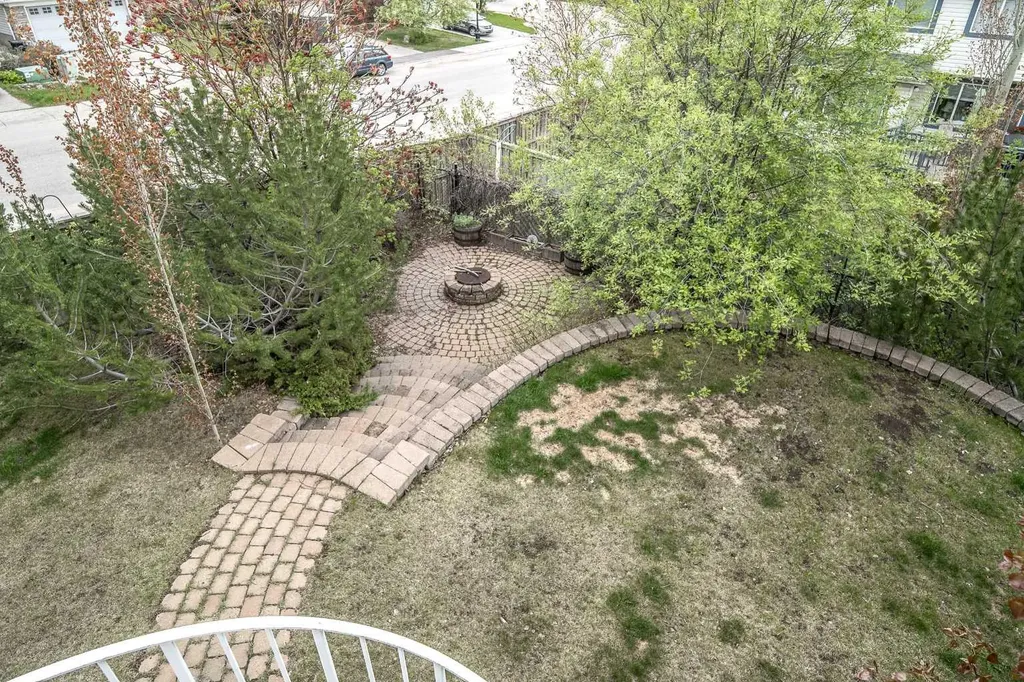 4 Springbank Bay SW Calgary AB T3H 5E4