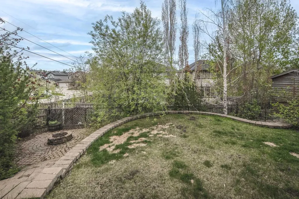 4 Springbank Bay SW Calgary AB T3H 5E4
