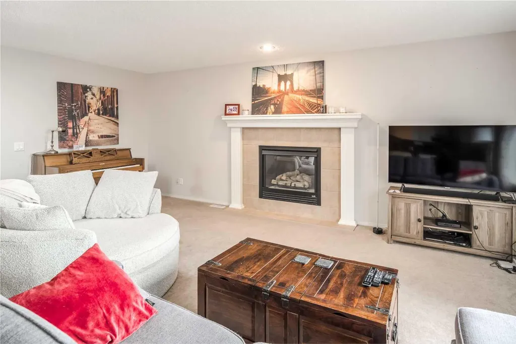 4 Springbank Bay SW Calgary AB T3H 5E4