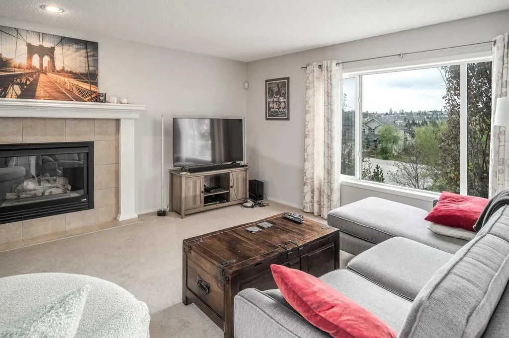 4 Springbank Bay SW Calgary AB T3H 5E4