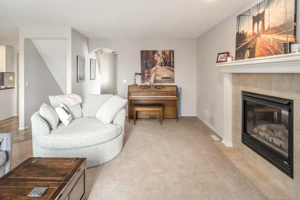 4 Springbank Bay SW Calgary AB T3H 5E4