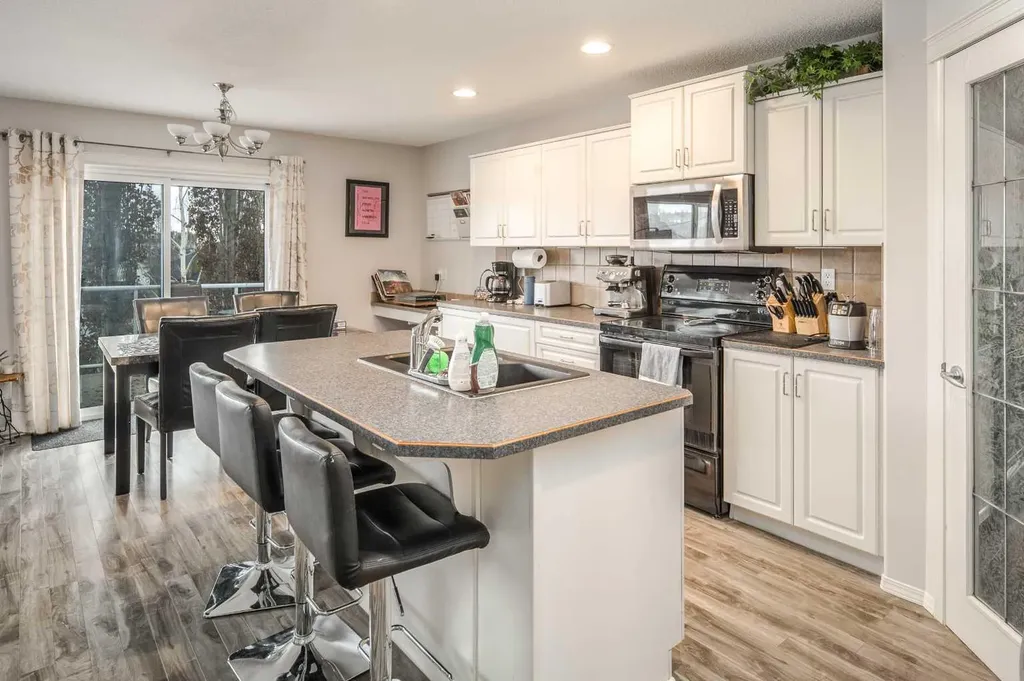 4 Springbank Bay SW Calgary AB T3H 5E4