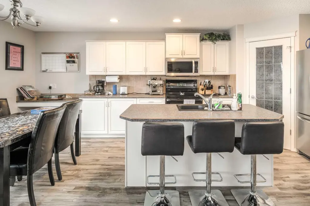 4 Springbank Bay SW Calgary AB T3H 5E4