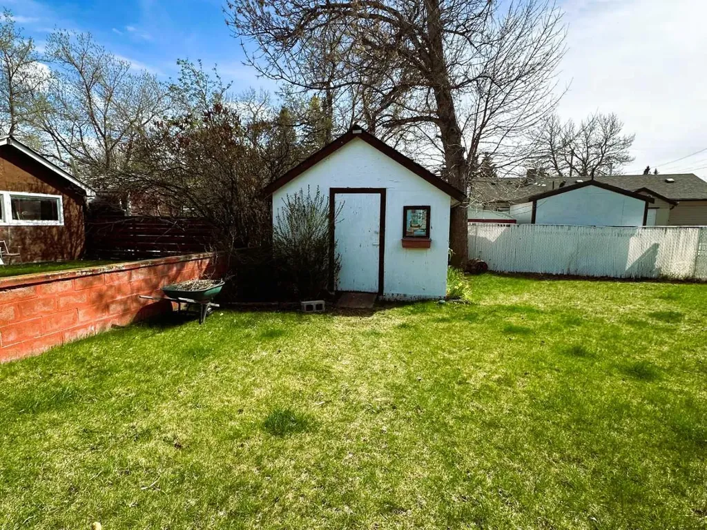 438 Charlotte Street Pincher Creek AB T0K1W0