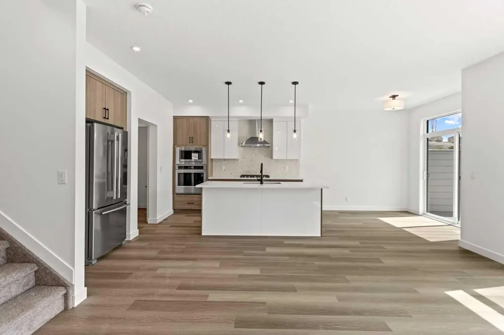2231 81 Street SW Calgary AB T3H3V9