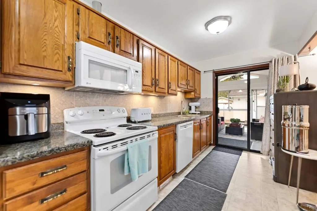 2915 13 Avenue NW Calgary AB T2N 1M1