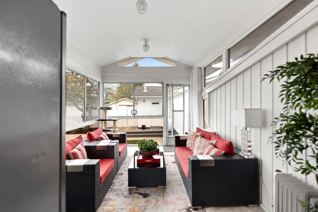 2915 13 Avenue NW Calgary AB T2N 1M1