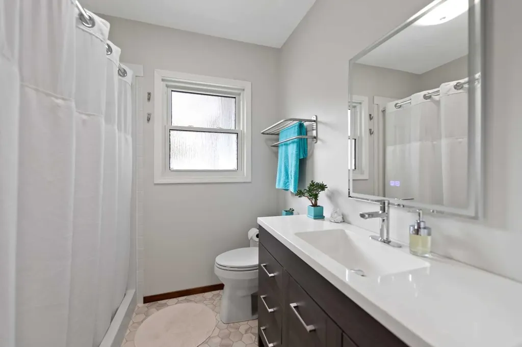 2915 13 Avenue NW Calgary AB T2N 1M1