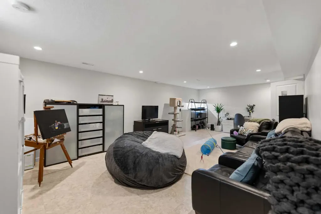 2915 13 Avenue NW Calgary AB T2N 1M1