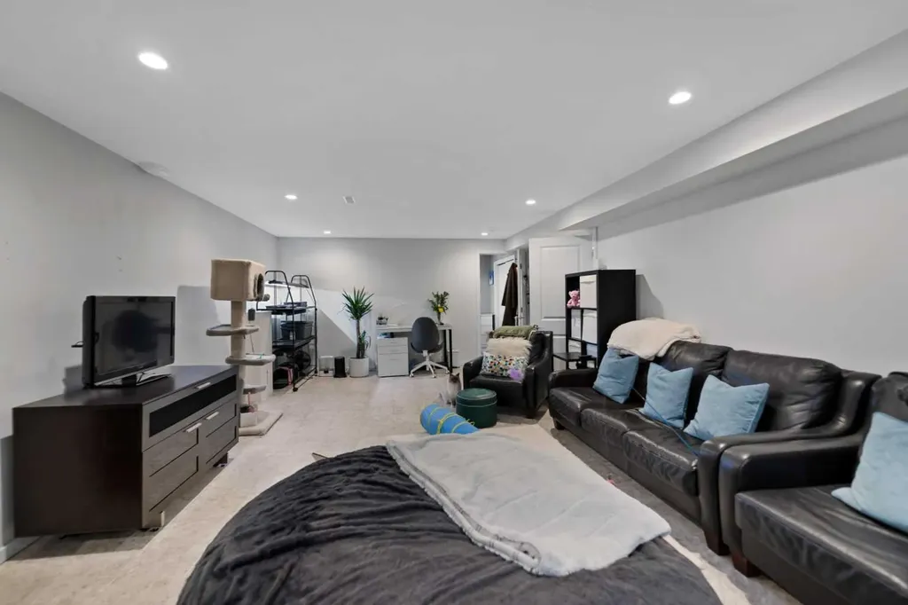 2915 13 Avenue NW Calgary AB T2N 1M1