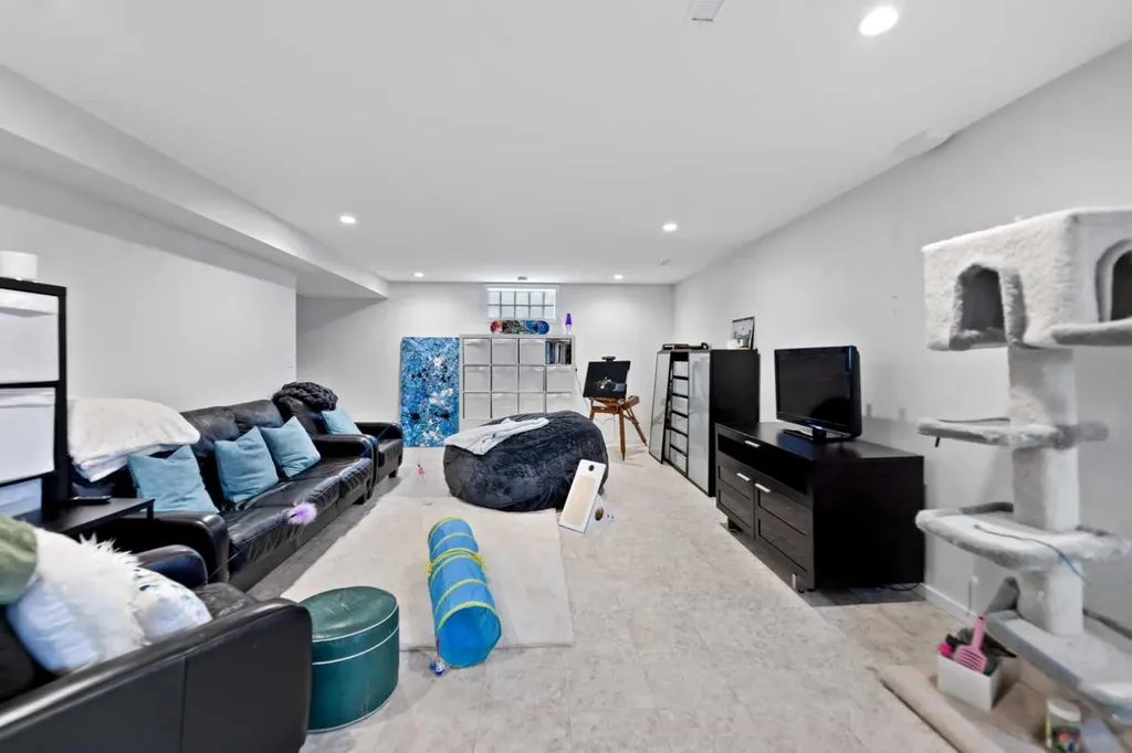 2915 13 Avenue NW Calgary AB T2N 1M1