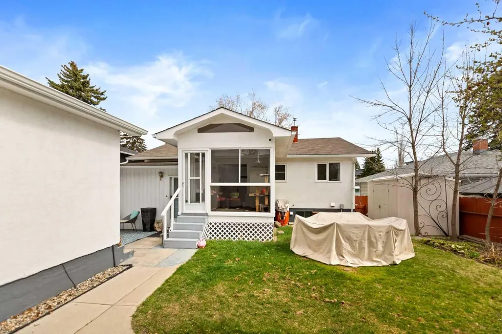 2915 13 Avenue NW Calgary AB T2N 1M1