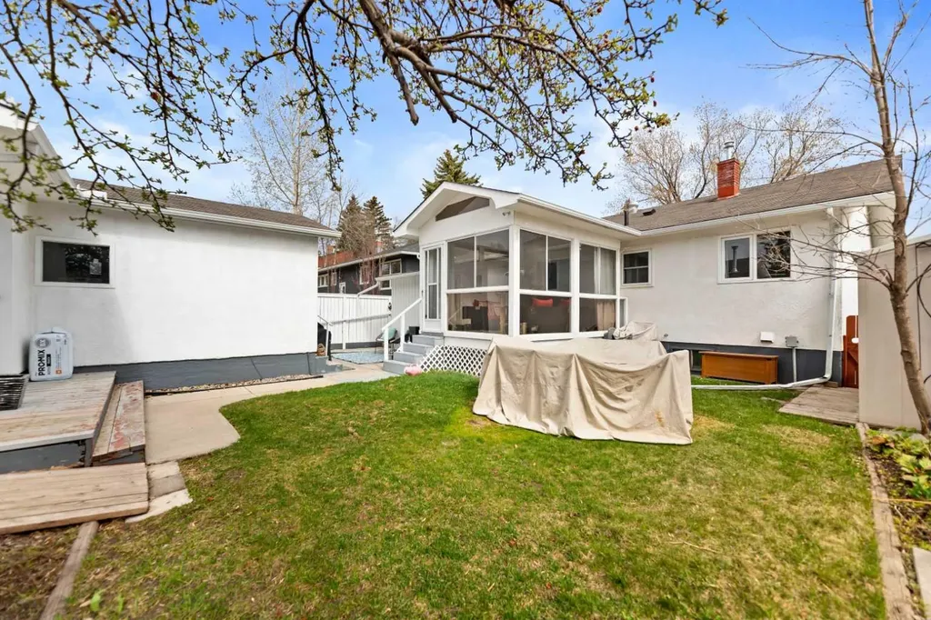 2915 13 Avenue NW Calgary AB T2N 1M1