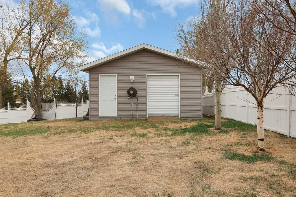 21 Rosedale Avenue Rural Lacombe County AB T4L 1Y4