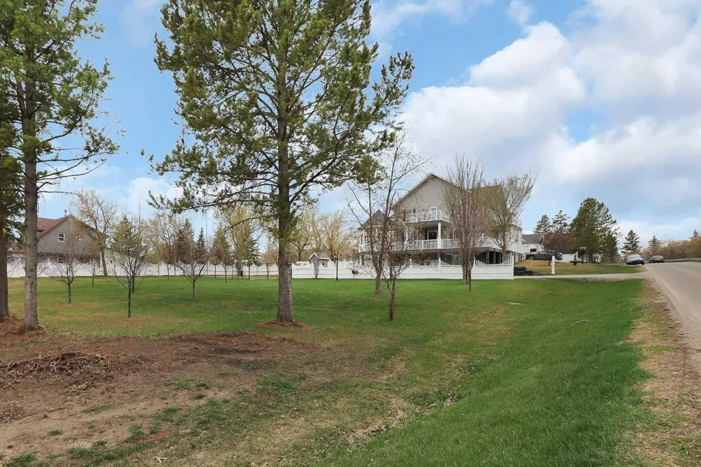 21 Rosedale Avenue Rural Lacombe County AB T4L 1Y4