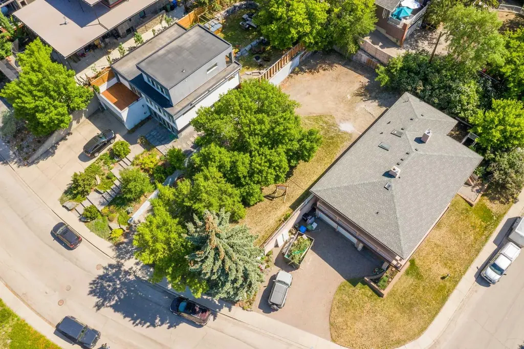 1308 17a Street NW Calgary AB T2N 2E9