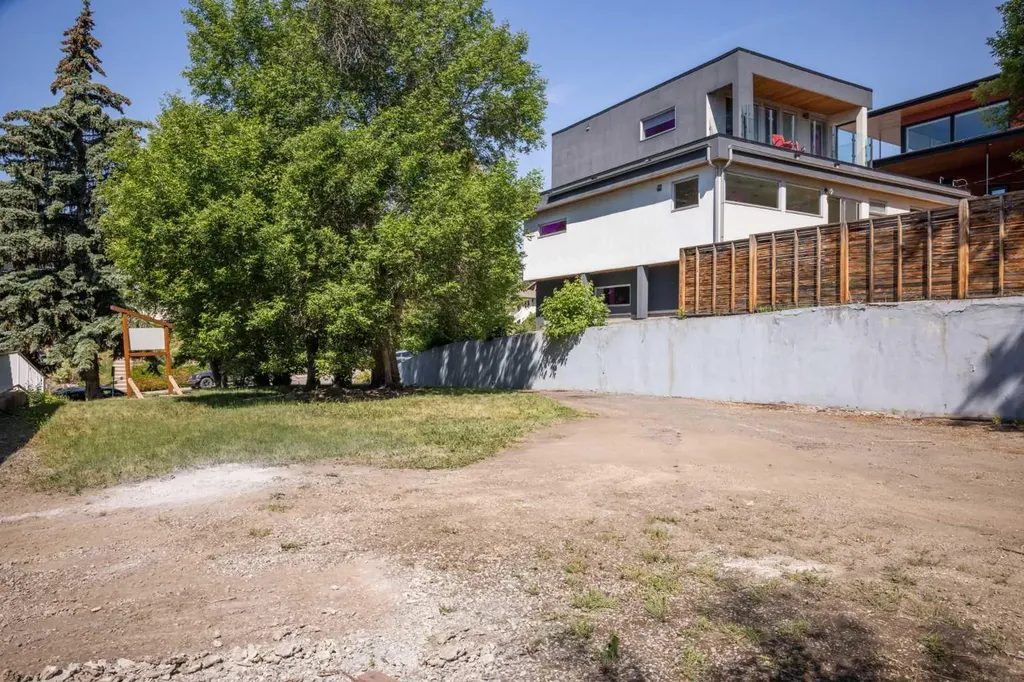 1308 17a Street NW Calgary AB T2N 2E9