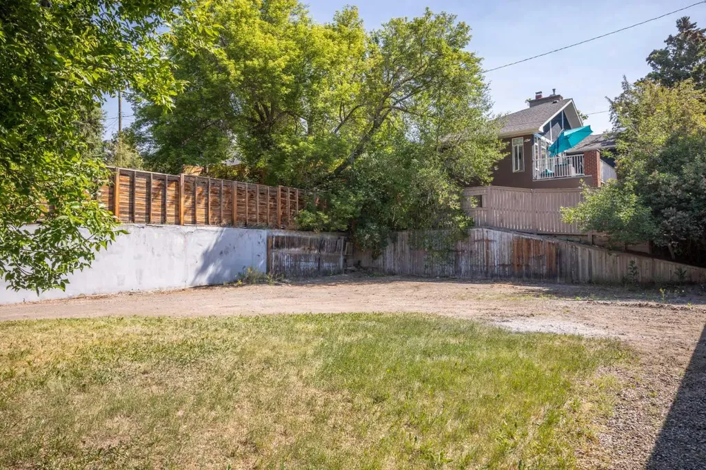 1308 17a Street NW Calgary AB T2N 2E9