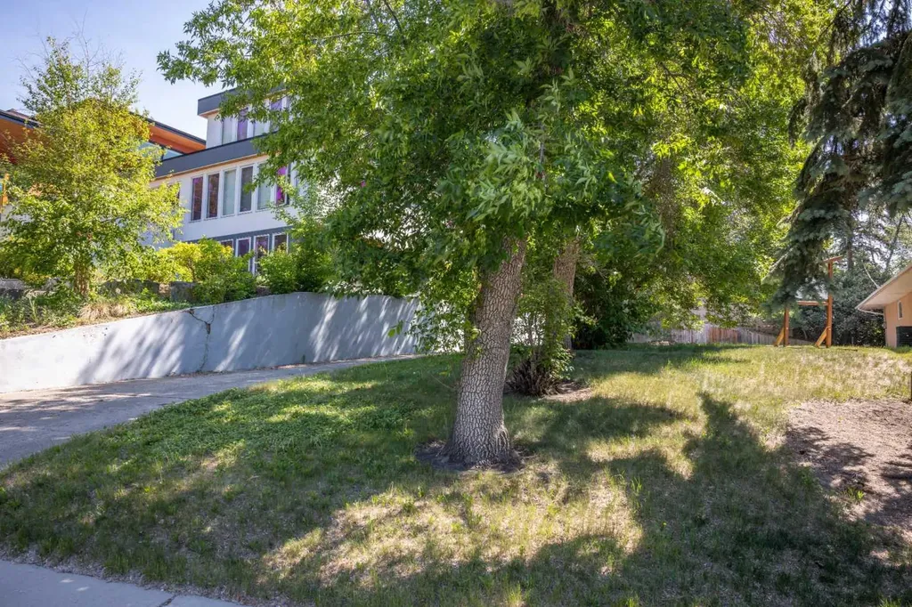 1308 17a Street NW Calgary AB T2N 2E9