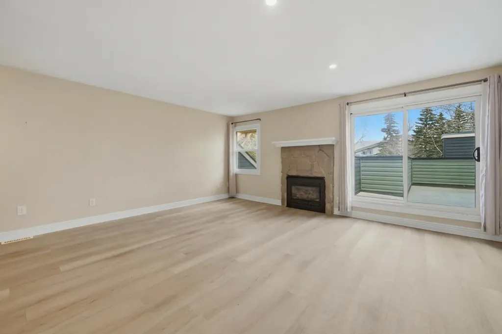 78 Glamis Green SW Calgary AB T3E 6V1