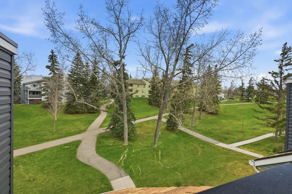 78 Glamis Green SW Calgary AB T3E 6V1