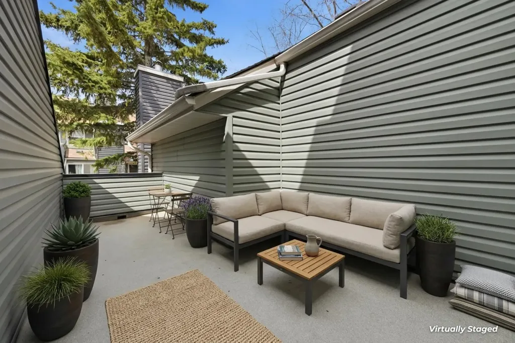 78 Glamis Green SW Calgary AB T3E 6V1