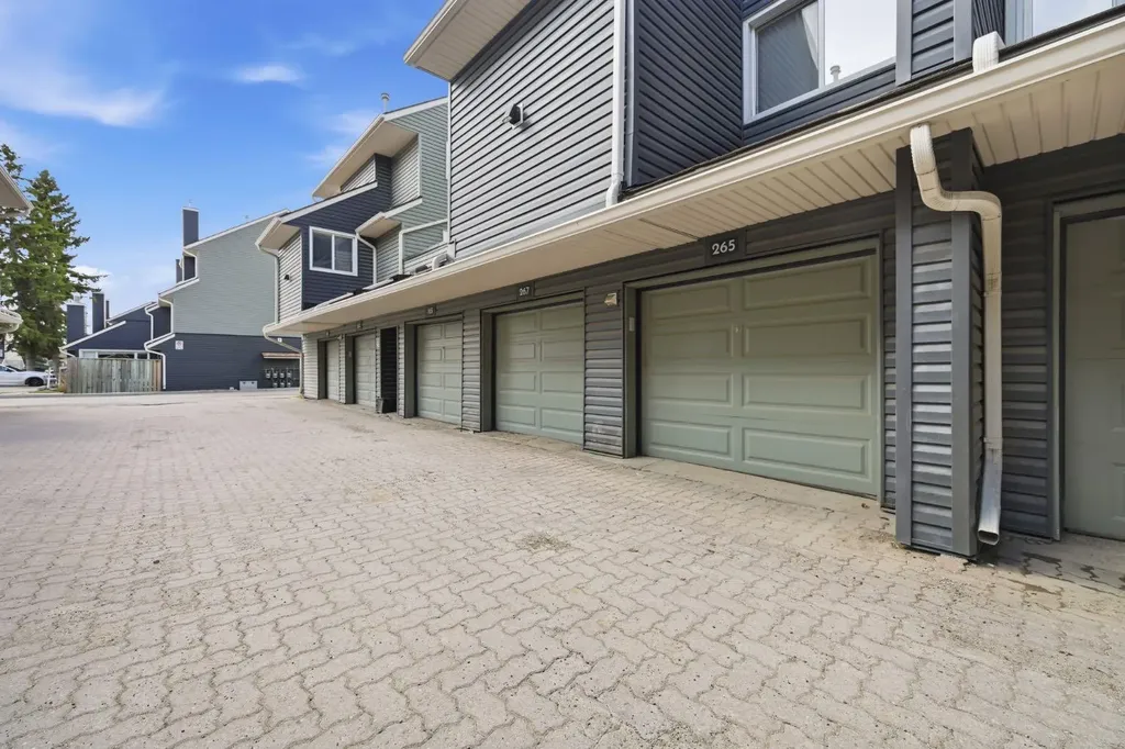 78 Glamis Green SW Calgary AB T3E 6V1