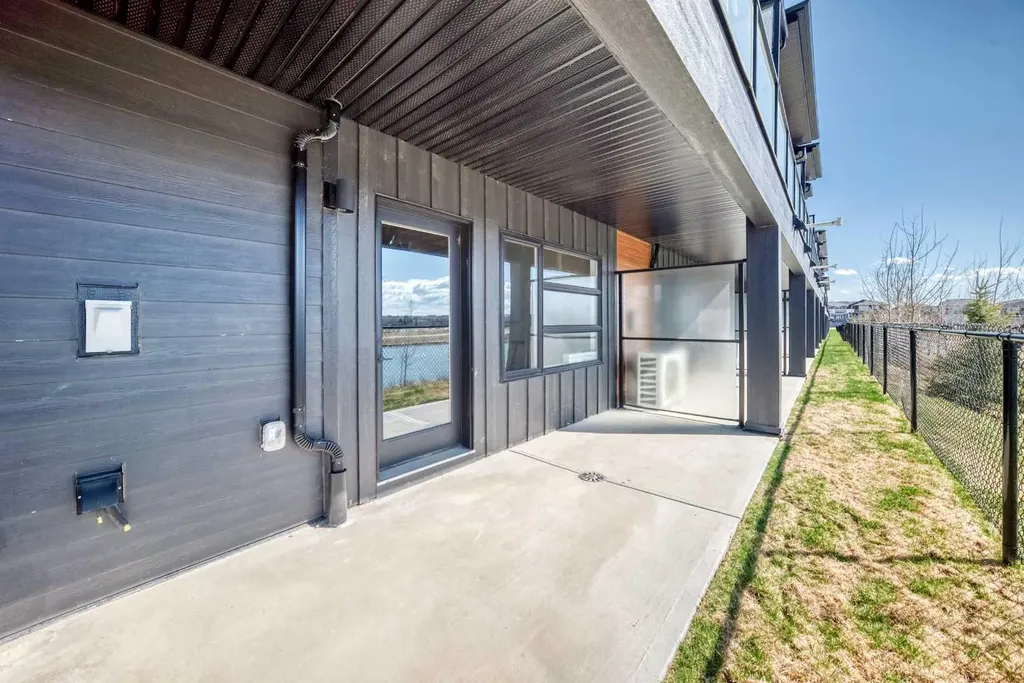 55 Lucas Way NW Calgary AB T2P 2C7
