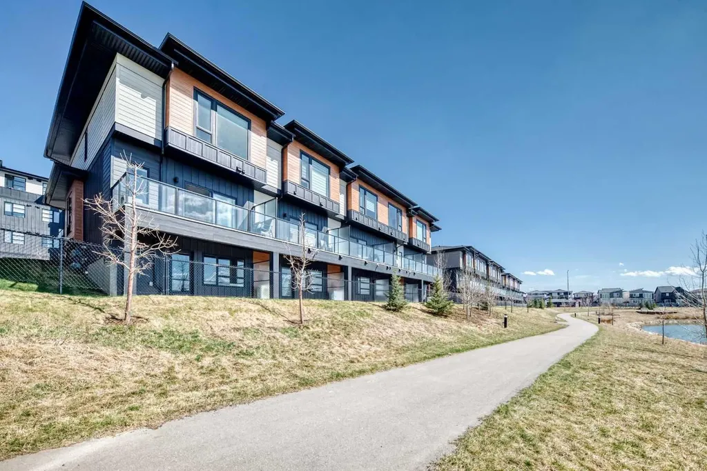 55 Lucas Way NW Calgary AB T2P 2C7