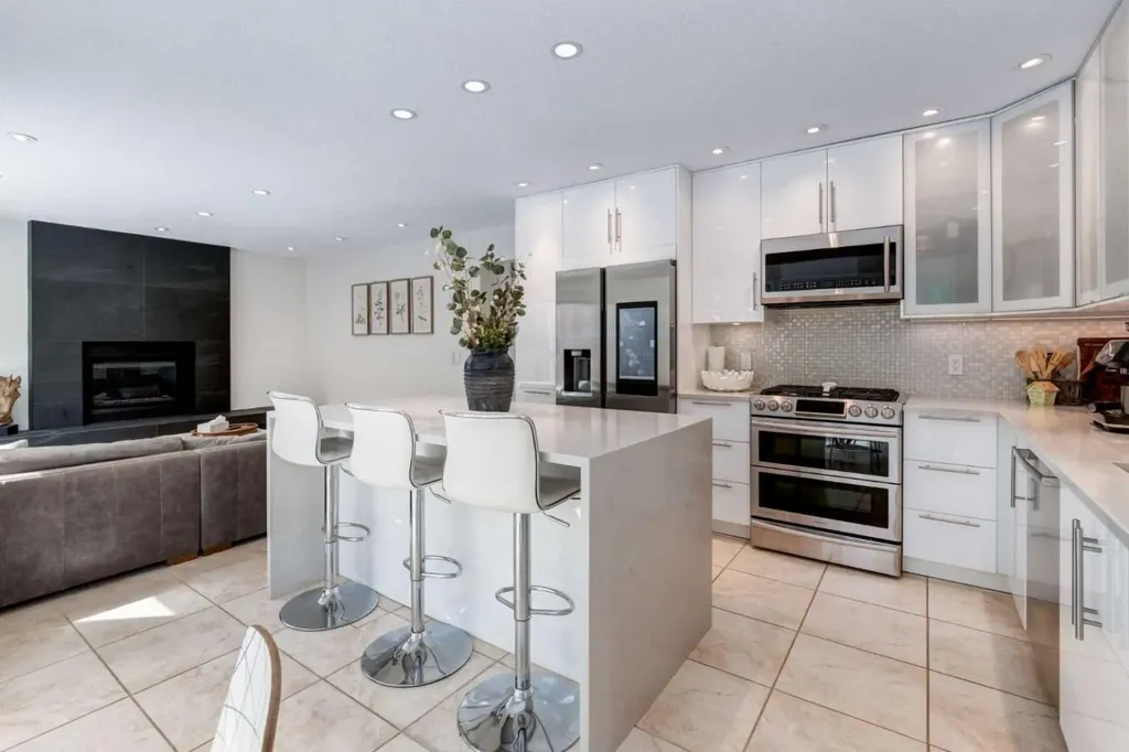 117 Straddock Terrace SW Calgary AB T3H2T4