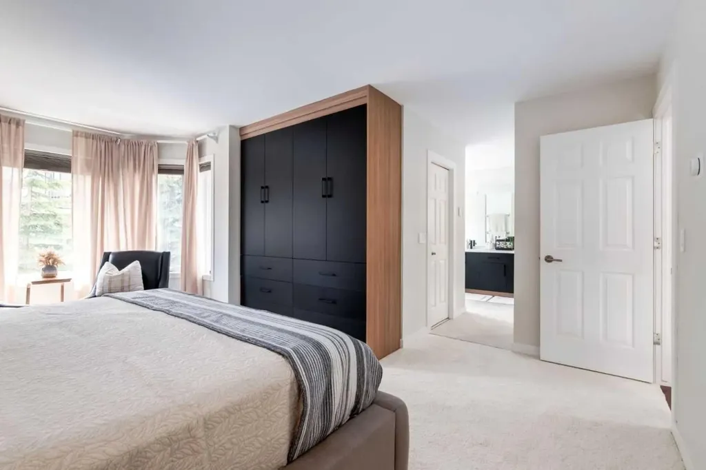 117 Straddock Terrace SW Calgary AB T3H2T4