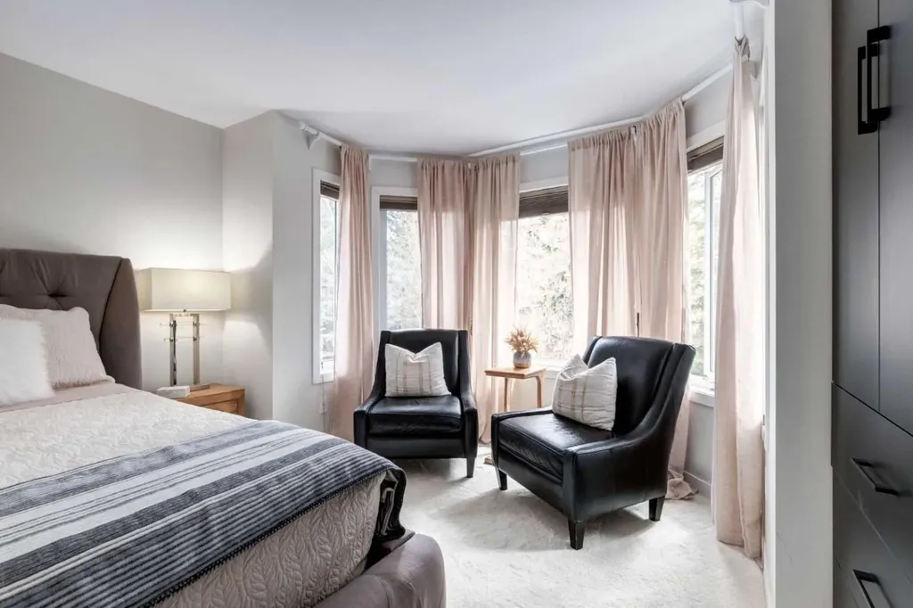 117 Straddock Terrace SW Calgary AB T3H2T4