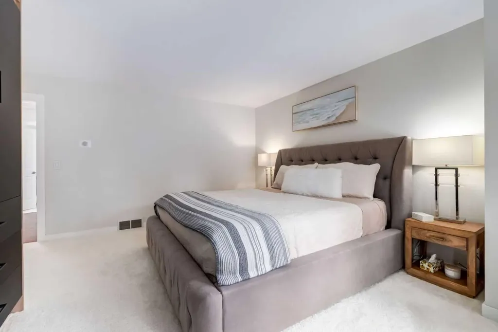117 Straddock Terrace SW Calgary AB T3H2T4