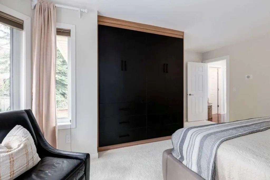 117 Straddock Terrace SW Calgary AB T3H2T4