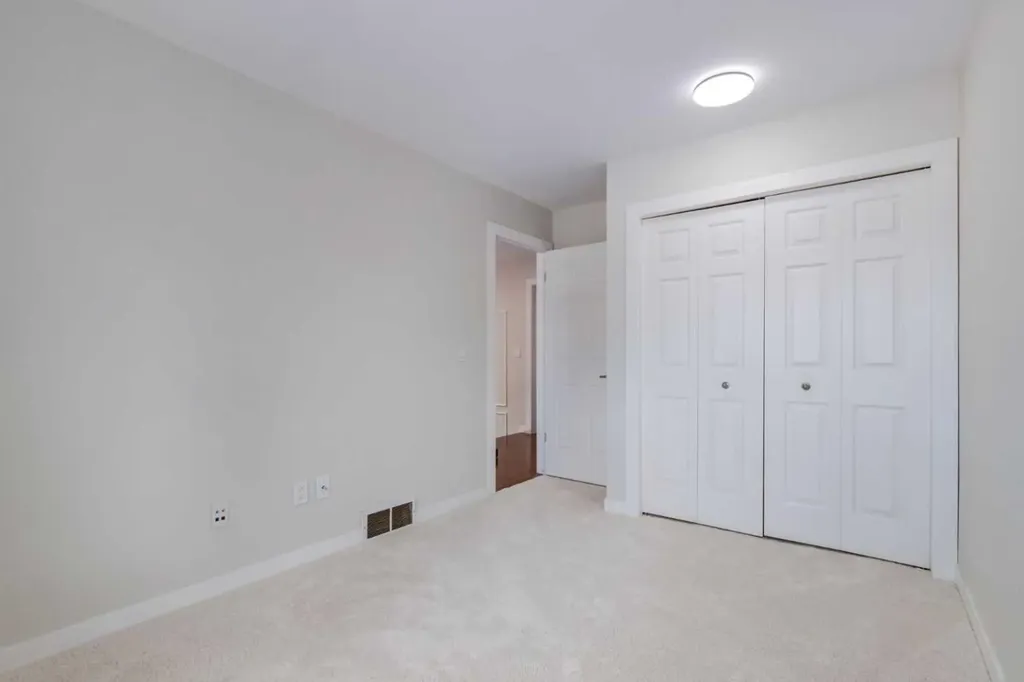 117 Straddock Terrace SW Calgary AB T3H2T4