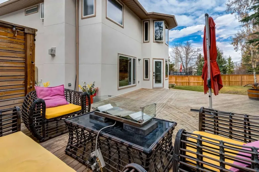 117 Straddock Terrace SW Calgary AB T3H2T4