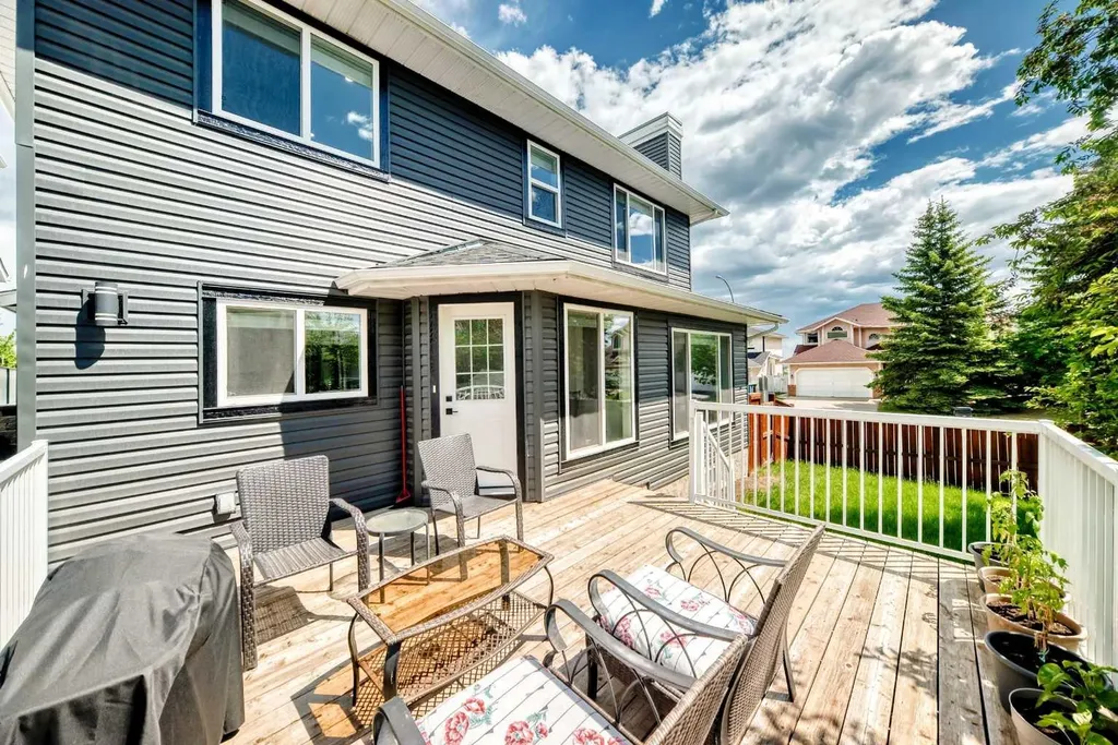 112 Christie Park Manor SW Calgary AB T3H 2E8