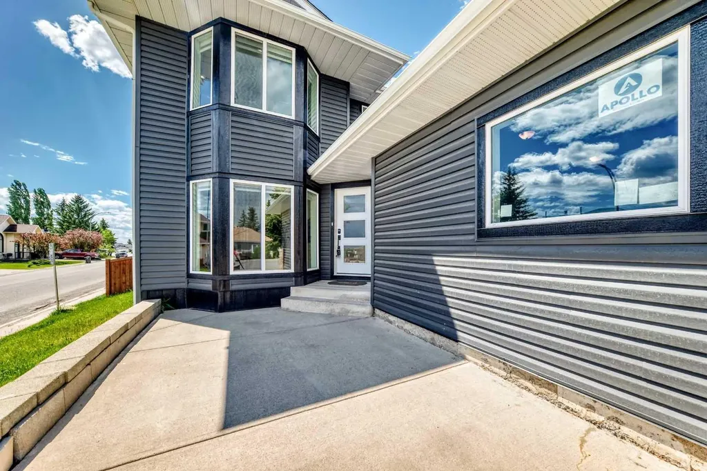 112 Christie Park Manor SW Calgary AB T3H 2E8