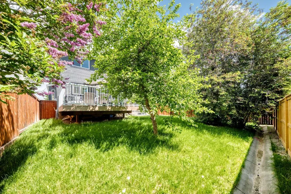 112 Christie Park Manor SW Calgary AB T3H 2E8